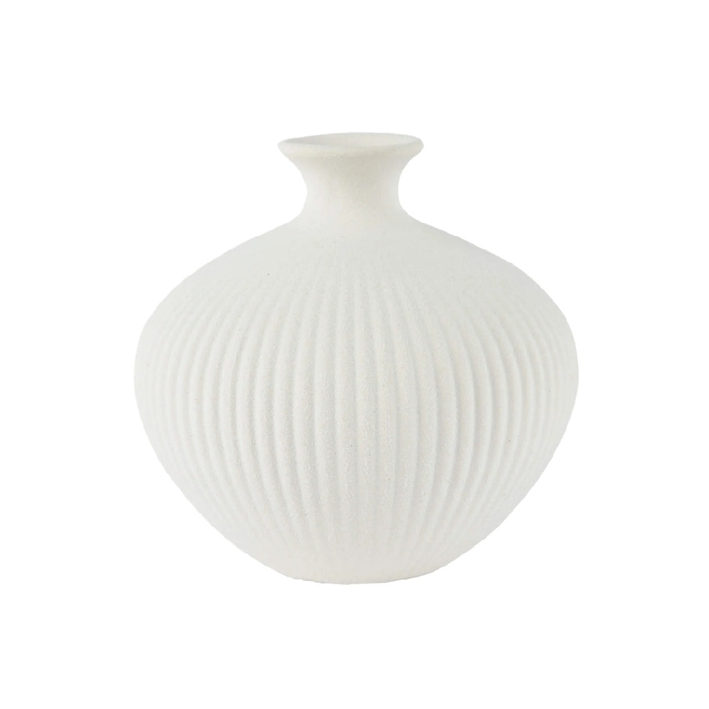 Ronde Witte Keramische Vaas met Verticale Ribbels - Mat Afgewerkte Bolvaas - Scandinavisch Modern Design